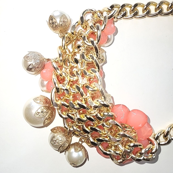LUCITE CORAL FLOWER & FAUX PEARL STATEMENT NECKLACE - Picture 5 of 7